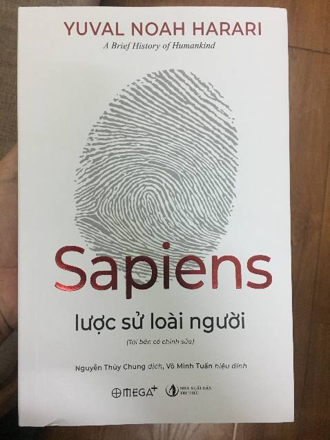 Bản tái bản này có sự hiệu chỉnh với sự tham gia, đóng góp của các thành viên Cộng đồng đọc sách Tinh hoa. Ngoài ra thì có thêm khoảng 10 trang phụ cho bài "Thế giới hậu đại dịch Covid-19", bản tiếng Anh có thể tìm trên mạng với tiêu đề "Yuval Noah Harari: the world after coronavirus ".
Sách rất tốt, in đẹp, giấy hơi mỏng.  Lần này Tiki đóng gói trong hộp mà không hiểu sao vẫn có vết trầy, có lẽ do trầy từ trước.