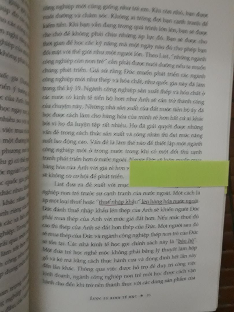 Lược sử kinh tế học cho bạn thấy kinh tế vận hành như thế nào qua từng thời kỳ từ cổ đại đến hiện ví dụ: nhà kinh tế học đầu tiên là các triết gia hy lập,... tuy nhiên theo cảm nhận của mình tác giả trình bày theo dạng báo cáo văn bản nên khô khan dễ gây mê cho người đọc.