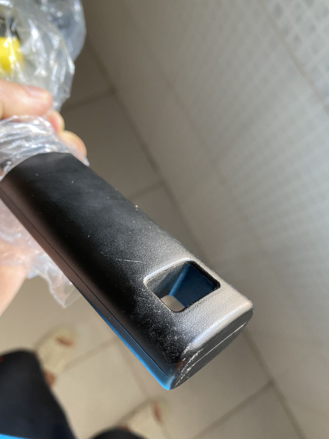 Vừa mới nhận, chảo móp méo nhiều chỗ, cán thì lỏng, trầy xướt, bao bọc quá sơ sài. Mong đổi trả