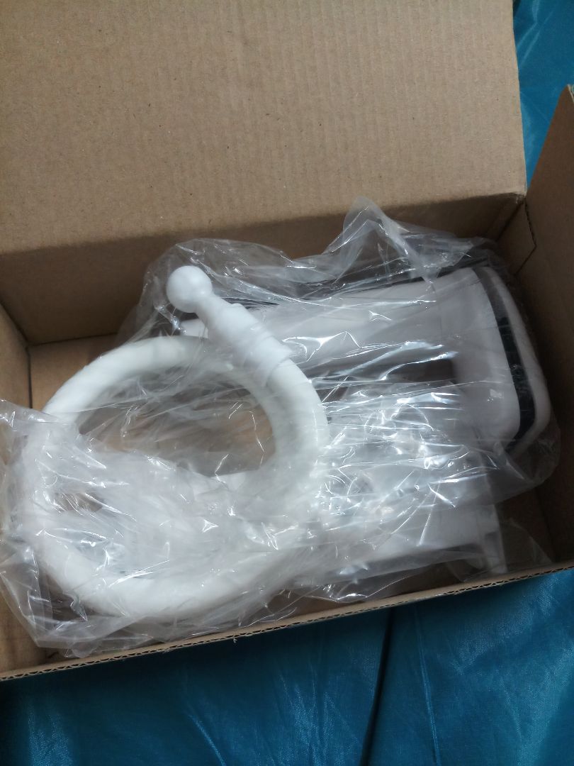 chất liệu dày dặn và thực sự cái đoạn uốn uốn vòng xoáy để xoay vặn nó cứng lắm các bạn ạ . nhưng mục đích của nó là ko để bị rung khi kẹp ipad hay tap nặng lên kệ kẹp =)) 
mình gắn thử thì thấy rất tiện khi nằm xem phim hay ngồi bàn đọc sách mà có ipad bên cạnh để dịch hay tra cứu gắn vào kệ trên bàn theo chiều tầm mắt dễ chịu . 
Xứng đáng để mua í. chứ ko ẽo ọt như 1 số cái :)) 
Nếu nó dài hơn chút thì càng tiện hơn nữa nhé. Cám ơn tiki và shop đã bọc hàng siêu cẩn thận cho mình . nhận hộp mà như hộp quà vậy, rất chỉn chu ko.méo mó hay bị rách gì ^^