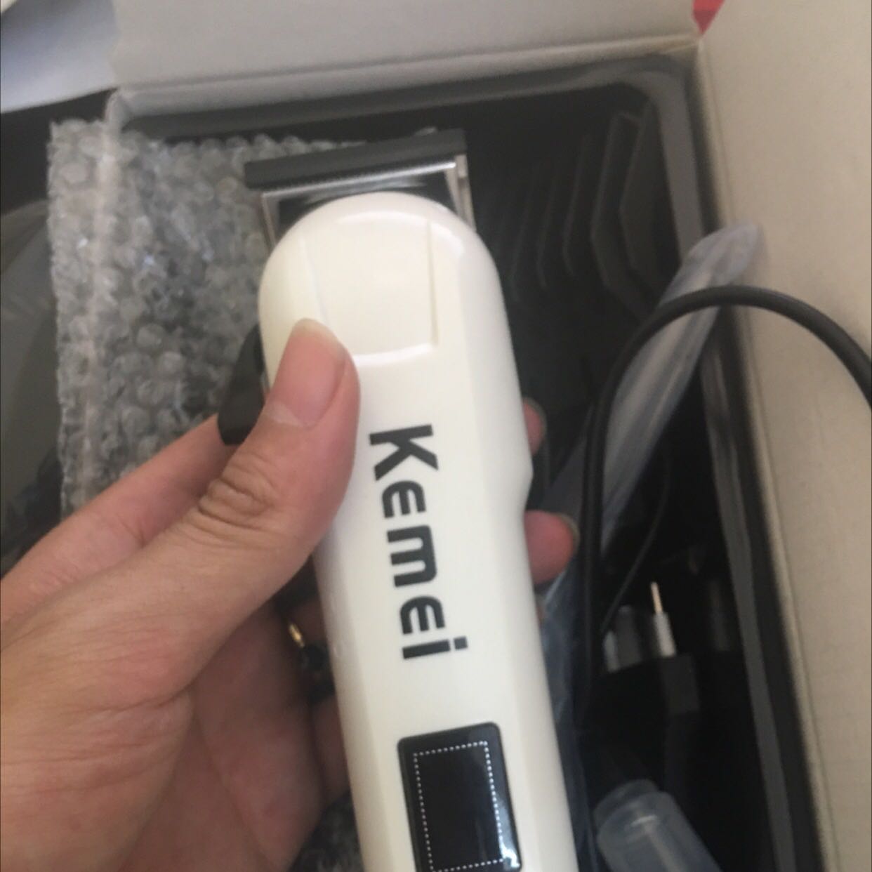Nhận hàng đầy đủ như shop quảng cáo được kèm 2 kéo và áo choàng. Shop tư vấn nhiệt tính.. giao hàng nhanh. Máy chạy khoẻ. Đáng để mua…