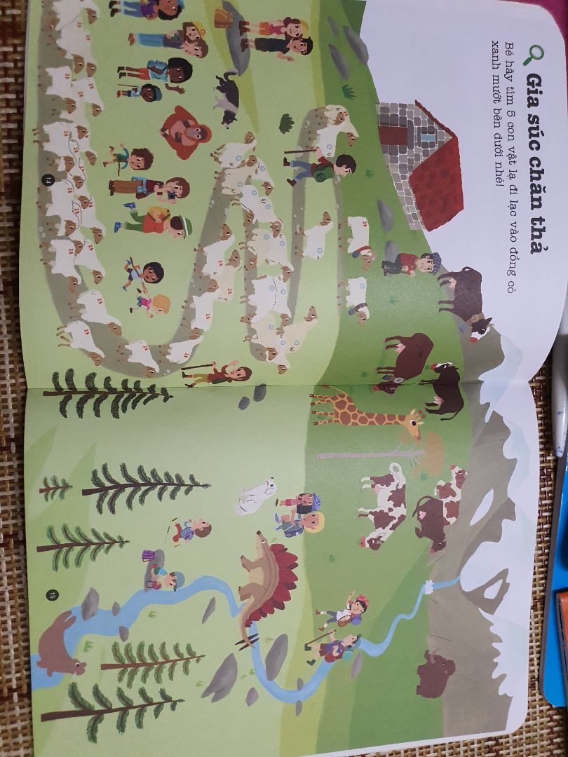 sách in màu đẹp lắm, trò chơi đa đạng, hay: tìm đường, tô màu, dán hình, tìm điểm khác nhau... bé mình gần 4 tuổi và thích chơi lắm.