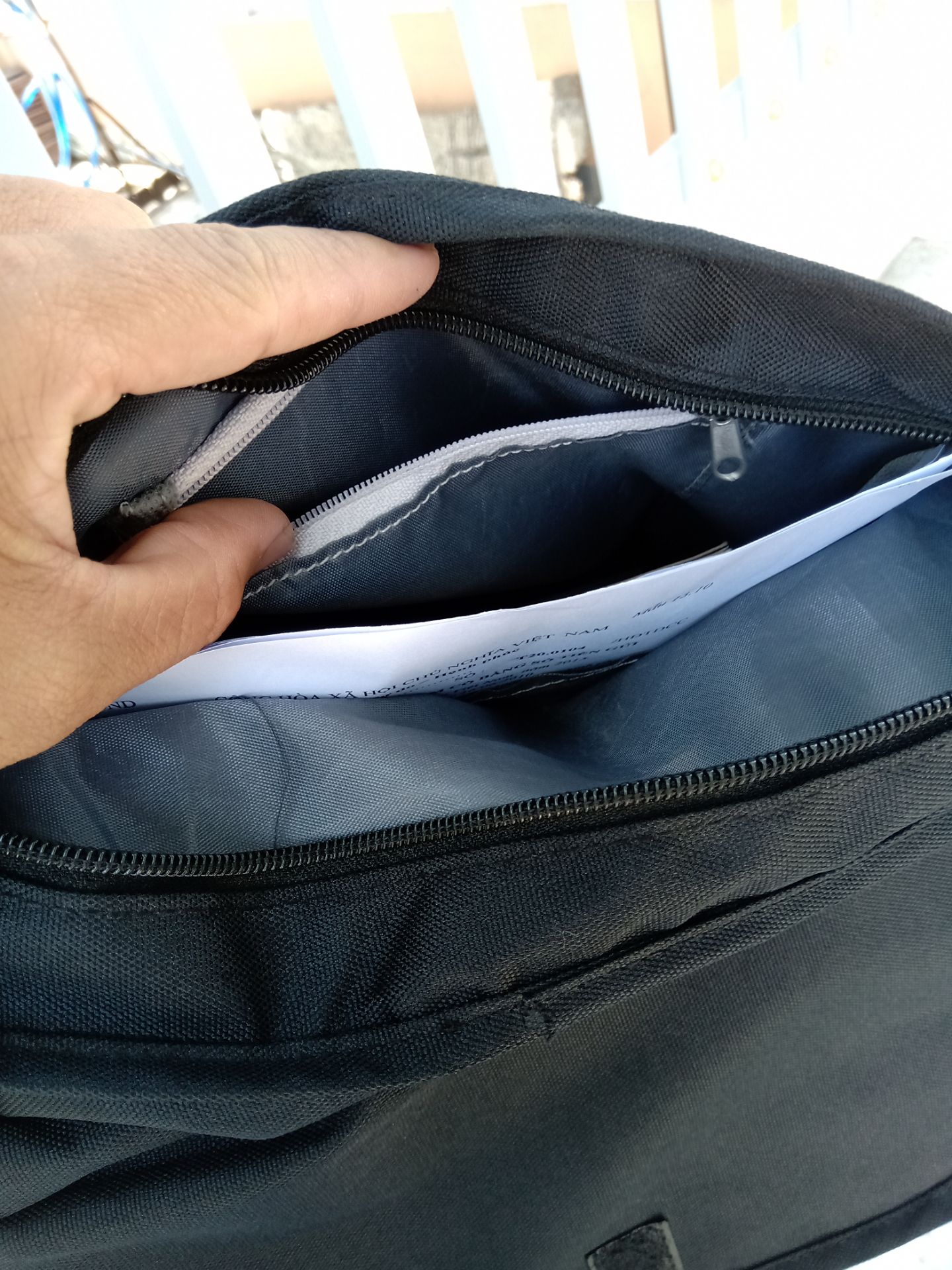 vải đẹp chắc chắn. kích thước vừa .đủ đựng máy tính bảng. có ngăn trong xinh xắn.