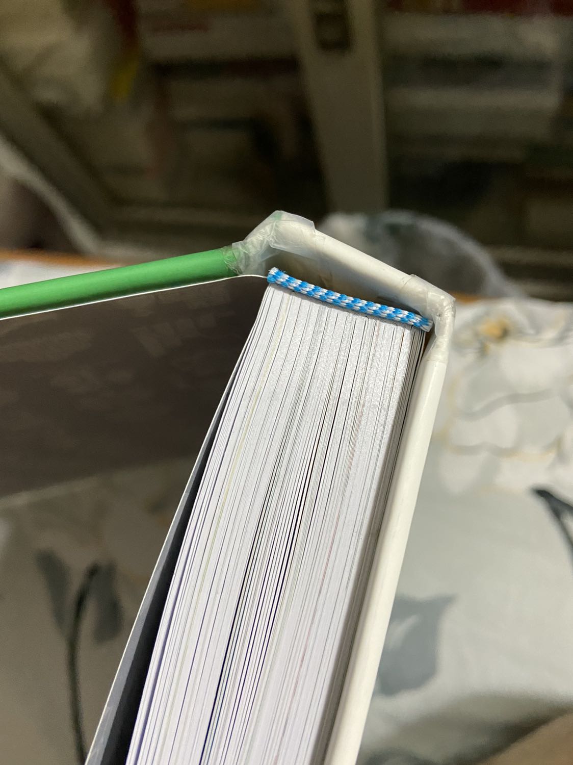 Sách giao hàng nhanh TIKINOW 2h chuẩn chỉnh thời gian rất tuyệt vời - nhưng Sách bên trong thì mới nhưng bìa bên ngoài rách phải dán băng dính như cựa gà. Mùa dịch rất ngại đổi trả sách nên đành thôi. Tạm dán băng dính để đọc cho xong. 

1 lần nữa Mong TIKI cố gắng cải thiện dịch vụ. Nếu giao hàng lỗi như thế này sẽ xảy ra đổi trả và mất thời gian cho tất cả các bên, chưa kể phát sinh chi phí thiệt hại cho chính bên TIKI và cty trong mùa dịch.

Cho 4 sao vì dịch vụ ship TIKI NOW tốt NHANH, shipper lịch sự. Bộ phận Đóng gói cho 2 sao ⭐️ ⭐️ vì quyển sách không được giao tới tay khách hàng lành lặn - đẹp đẽ,   quyển sách không được bao bọc trong hộp giấy lỏng lẻo. Mình biết dịch bệnh các bạn rất khó khăn trong đi làm, sinh hoạt, công việc và dịch vụ. Nhưng các bạn có thể làm tốt hơn nếu chịu khó chú ý và cẩn thận hơn 1 chút.

Hãy cũng nhau cố gắng vượt qua dịch bệnh khó khăn phát triển tích cực lên nhé TIKI TEAM ơi! Tôi xin phép nhận xét - góp ý để mọi người cùng nhau phát triển, cố gắng, nỗ lực tốt hơn lên nhé!

Cảm ơn vì dịch vụ của các bạn dành cho khách hàng chúng tôi dù mùa dịch bệnh khó khăn!!!