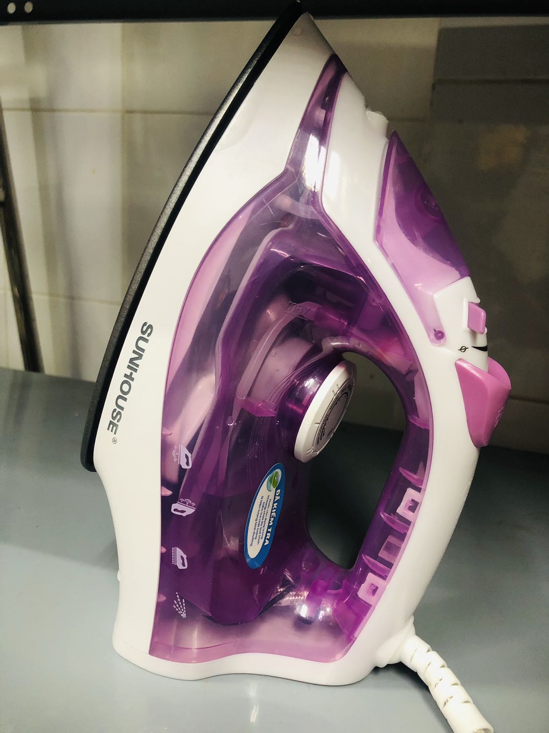 Giao nhanh 2h. Mẫu giao đẹp, bao bọc sạch sẽ, nhưng khi kiểm tra cắm điện và đổ nước thì máy ủi rất ok. Nhưng khi không ủi để riêng ra thì máy không giữ nước được lâu cứ chảy hoài, nên cân nhắc khi mua , ngoài vấn đề đó thì mọi thứ đều ổn.