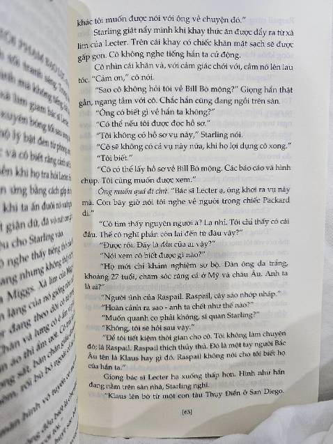 Dù đã chuẩn bị tinh thần đây là thể loại kinh dị nhưng vẫn không khỏi rùng mình, ám ảnh trước các tình tiết. Mình mới chỉ đọc được gần 100 trang nhưng chắc không dám đọc tiếp. Sẽ hợp với các bạn gu mạnh, thần kinh cứng. 
Đơn này tiki giao nhanh, bọc sách cẩn thận. Sách còn seal, màu in, chất giấy đều tốt
