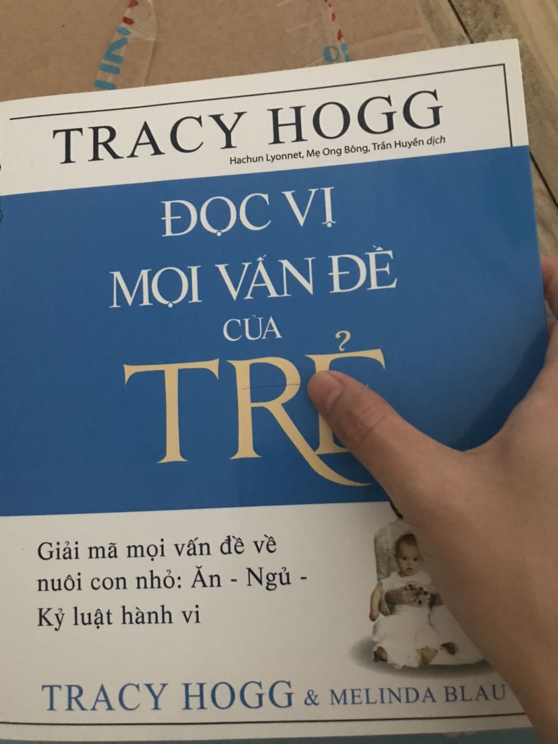 Bìa sách bị gạch bút bi 1 đường rất rõ, không biết có phải sách giả hay không mà in thiếu chữ, hay do lỗi người dịch mà thiếu chữ quá trời. Đọc rồi tự điền vào cho đủ từ để hiểu nghĩa ko hà. Haizz Bìa sách bị gạch bút bi 1 đường rất rõ, không biết có phải sách giả hay không mà in thiếu chữ, hay do lỗi người dịch mà thiếu chữ quá trời. Đọc rồi tự điền vào cho đủ từ để hiểu nghĩa ko hà. Haizz