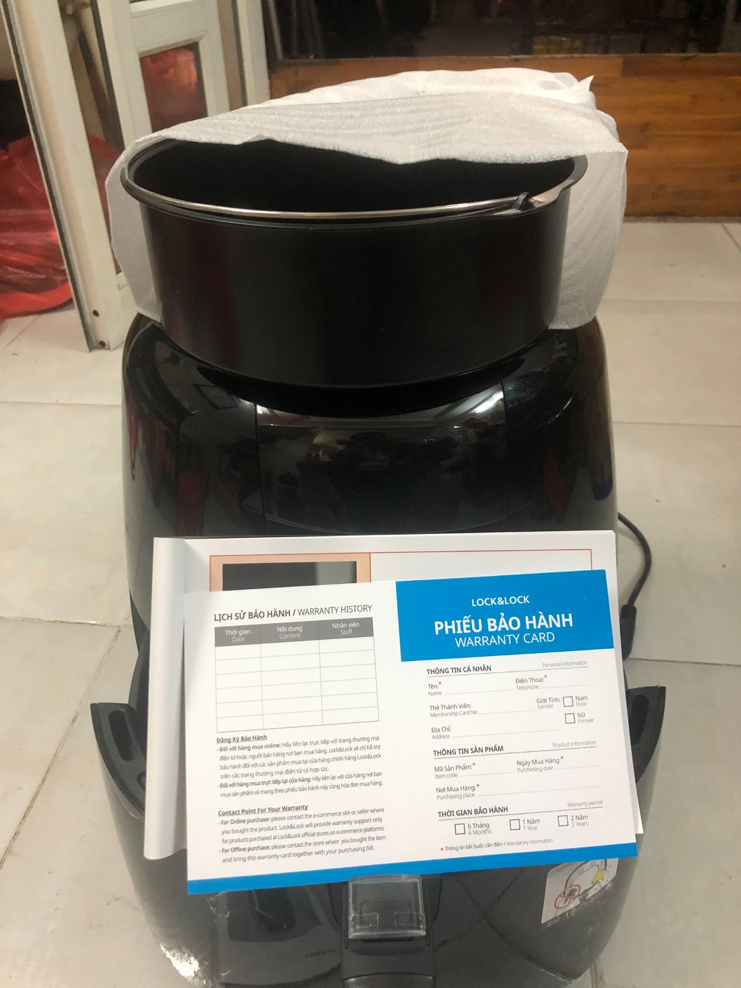 Rất hài lòng.sp đẹp .dao hàng nhanh.đăc biệt giảm được lượng dầu mở hơn nhiều so với cách xào nấu  truyền thống. Để đảm bảo sk con người mình khuyên mọi ng nên tập làm quen và sư dụng pphap này. Trong những lần sư dụng chưa quen chúng ta thường hay bị cháy như sườn nướng hay củ quả vv..là do mình sử dụng nhiệt cao và tgian chiên trên 10p thì dể bi cháy thưc ăn.theo đó khi sdung chưa quen.chúng ta chiên ơ nhiệt độ thấp 140c +t gian ngắn và cứ chiện lặp lại ít lần là thức ăn rất ngon.xin cảm ơn mn