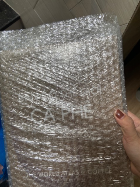 Sách giao rất nhanh, siêu nhanh chưa tới 24h đã nhận được sách rồi 🫶🏼 TIKI đóng gói bên trong có màng co, bên ngoài bọc chống sóc rất gọn gàng, đem nguyên hộp như thế đi tặng luôn khỏi gói thêm nữa 🤣👏🏼 
Có vài năm mình mua sàn F nhiều hơn do sàn F đẩy mạnh marketing về sách nên thu hút nhiều mọt sách nhưng nếu hiện tại so sánh trong các dịp sale kmai thì TIKI rẻ hơn rất nhiều luôn đó, lại hỗ trợ rất tận tình. Nên chắc sẽ quay lại với TIKI, vẫn mong TIKI tiếp tục phát triển nữa. 
The service is excellent, with attentive support.