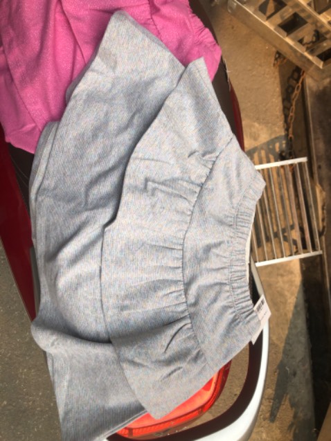 Chất liệu mềm, mát, dày dặn. Mình muốn đặt váy có quần bên trong nhưng váy này lại k có. Hơi thất vọng nhưng vì chất liệu váy ổn nên vẫn nhận hàng