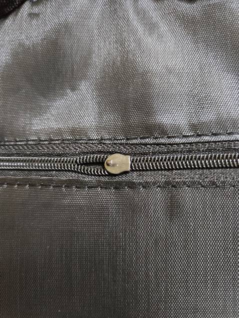 Dây kéo bên trong đã gãy khóa. Mình chat với shop thì tài khoản đang tạm khóa