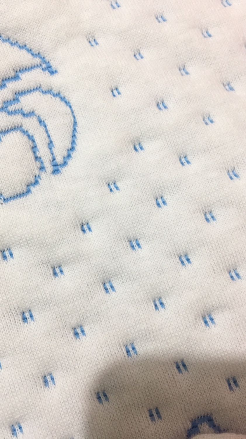 Mình đã mua thảm Vietmat để sử dụng cho bé ở rất nhiều nơi như siêu thị, con cưng, và 1 shop khác trên tiki, tất cả mình rất hài lòng, vải rất êm, mềm, mát, bé nằm rất thích. Nhưng lần này mình ko hài lòng tý nào, mặt dù có gắn tem Vietmat nhưng mình thấy giống như hàng nhái, vải thô, sờ nhám tay cả 2 mặt, mặt sau nhìn thấy luôn lớp chống thấm bên trong luôn. Do tin tưởng hàng sẽ đẹp nên khi người nhà nhận hàng mình ko kiểm tra lại mà nhờ giặc dùm luôn nên ko đổi lại. Rút kinh nghiệm lần sau phải ktra trước