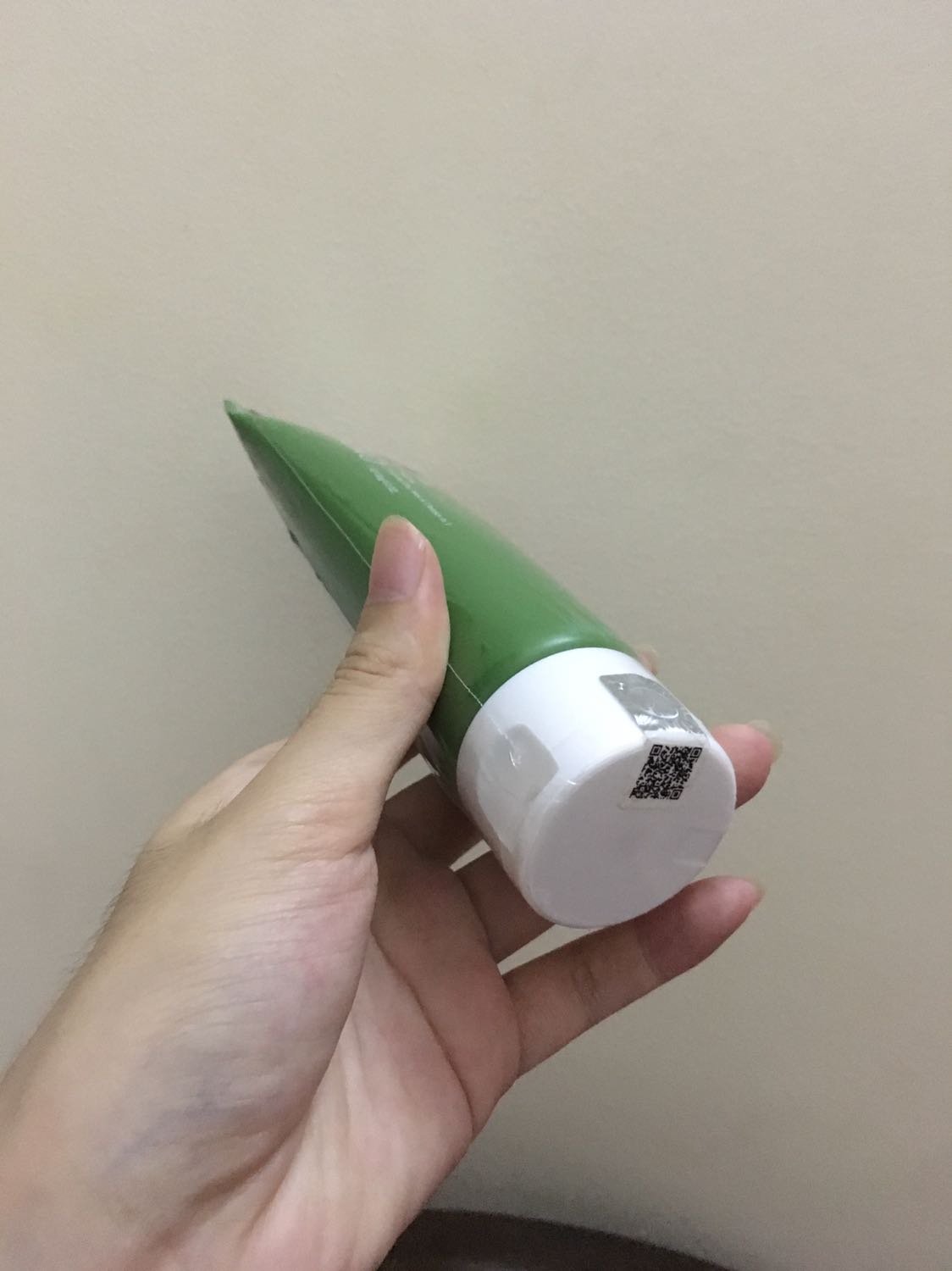Mình dùng 1 thời gian thì mới mò lên đây đánh giá. Hộp của tiki thì cẩn thận, đề hàng dễ vỡ, nhưng xung quanh lọ srm không có bọc chống sóc. Chất lượng thì mình thấy bình thường, ít bọt và mặt mình vẫn lên nhiều mụn. Nếu để mua tiếp thì mình cần xem xét.