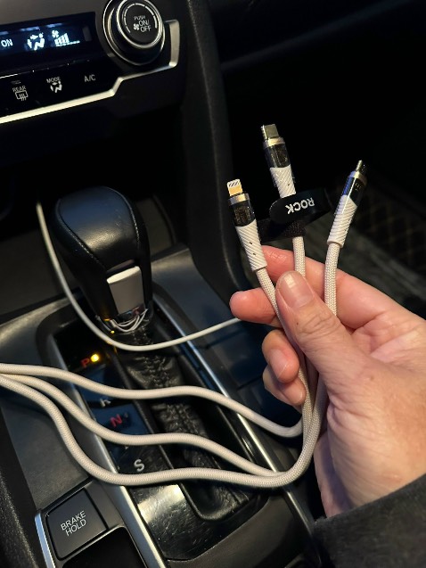 Cáp cầm chắc tay, dây dù xịn, mua cáp này đủ 3 cổng lightning, micro, type-C cực tiện lợi, nhà mình mỗi ngừoi mỗi dòng máy chân sạc khác nhau chỉ cần 1 dây này thôi dùng được cho cả nhà, đi du lịch cho cả nhà dùng cũng tiện lắm. Sạc nhanh được 1 lúc 3 thiết bị liền.Mình đặt đen shop giao nhầm trắng n shop liên hệ đổi lại cho mình luôn n mình thấy màu trắng cũng đẹp nên ko đổi lại nữa. Shop phục vụ tốt.