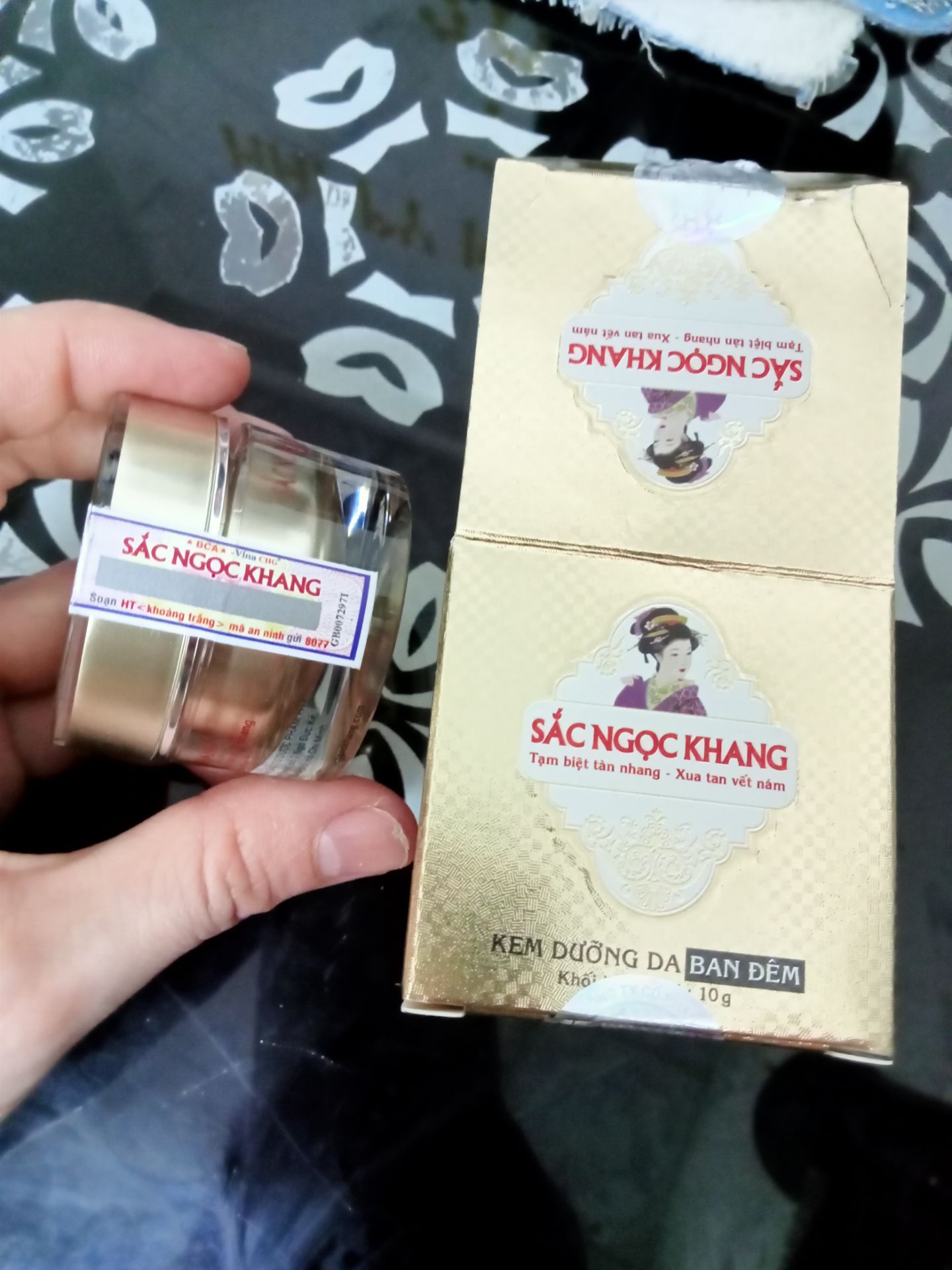 giao hàng khá chậm. nhưng khi nhận dc hàng khá hài lòng. có kèm quà tặng. sử dụng xem nếu tốt sẽ ủng hộ. có tem mác đầy đủ date lại xa.