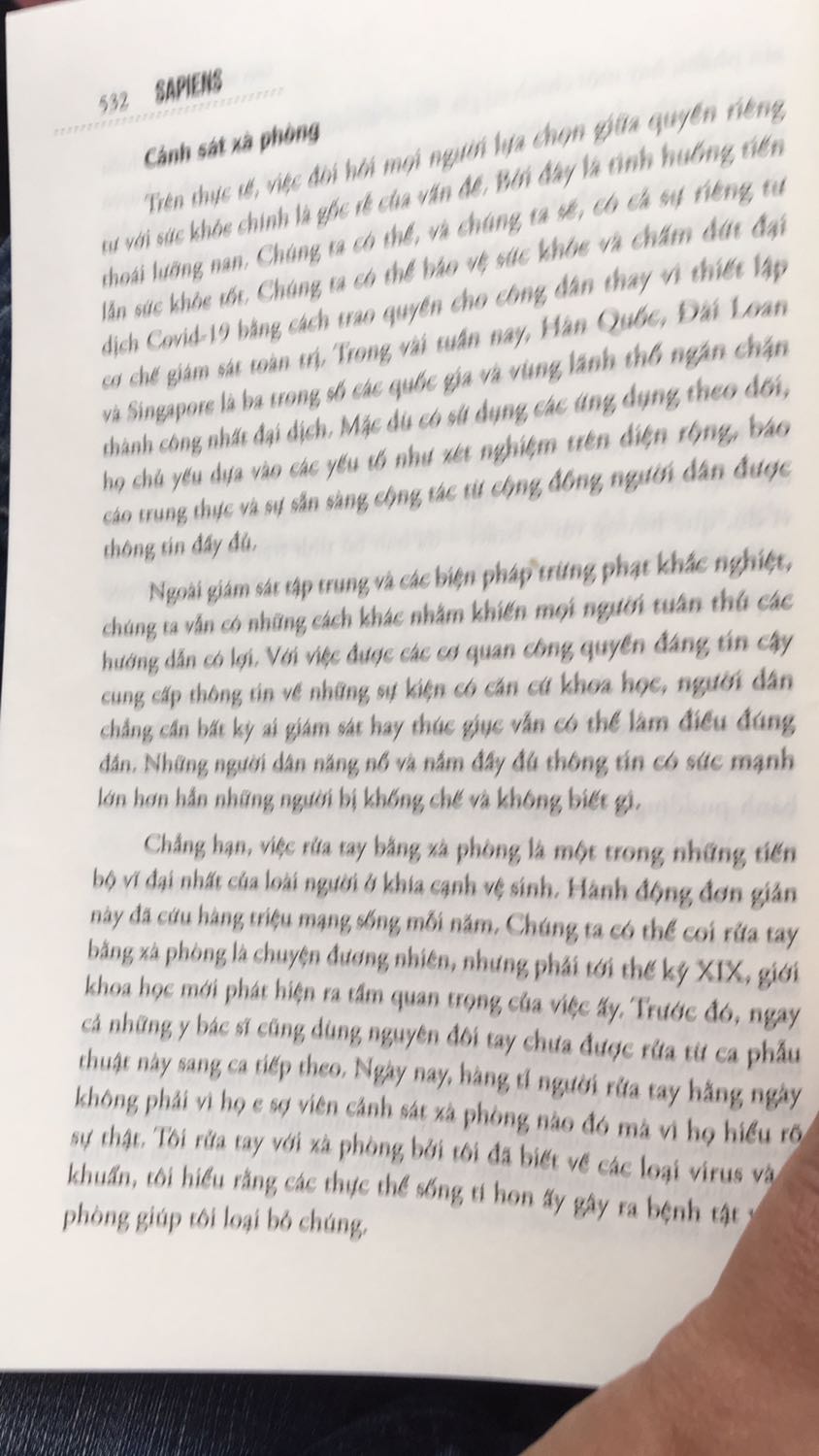 Sách khá to và dày với kích thước 16*24 , nên tôi đọc mất 3 ngày mới xong. Nhận xét về cuốn sách là 
tác giả người Israel có sự cập nhật liên tục tới tận 2020 
Kiến thức tác giả rất phong phú đã cung cấp lượng thông tin về lược sử của sapiens từ khi mới bắt đầu khoảng 2 triệu năm trước . Tác giả đã chia sự phát triển của sapiens thành 3 giai đoạn chính.
quan điểm của tác giả trong vấn đề sapiens có thể biến thành cyborg cũng rất đáng chú ý đồng thời cho rằng các quốc gia cần phải liên tục hợp tác trước những xu thế mới thách thức mới của thời đại
Tác giả có đưa tên 3 nước và lãnh thổ thành công trong phòng chống dịch covid 19 nhưng lại thiếu tên VN?? Đồng thời phê phán lãnh đạo một quốc gia hàng đầu chỉ biết dành công trạng và đổ lỗi ??