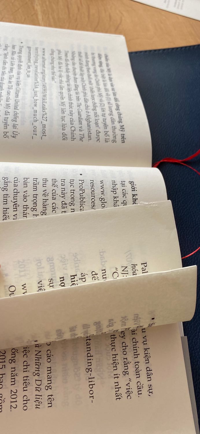 Sách không được bọc kính, giấy cắt nham nhở, hầu hết đều bị dính trang. 
Mình đặt sách từ 17/8 mà 08/09 mới nhận được, có lẽ do người nhận đơn quên đơn hàng của mình, phải viết email complain thì Tiki mới xác nhận đơn và gửi. Mình đã mua sách nhiều lần qua tiki nhưng lần này là trải nghiệm tệ nhất.