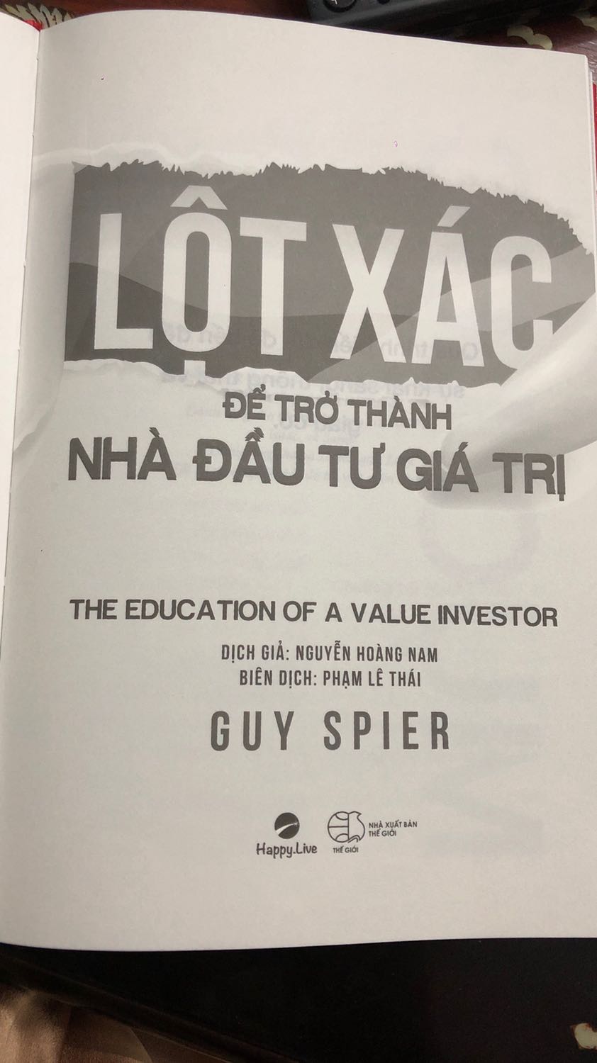 Rất rất hay nhé mọi người ơiii.. Mình bị cuốn vào sách luôn , cứ muốn đọc thôi . Ngôn ngữ giản dị dễ hiểu . quyển sách này giúp mình có cái nhìn lạc quan về đầu tư mà còn trong cuộc sống nữa. Rất đáng đồng tiền và mình thật sự hạnh phúc vì đọc được Quyển sách này. Cảm ơn Happy Live . Cảm ơn Tiki giao hành nhanh ( nhưng mình hi vọng Tiki nhè nhẹ tay , nhìn sách móp móp xót xót sao ý ) hichic ..