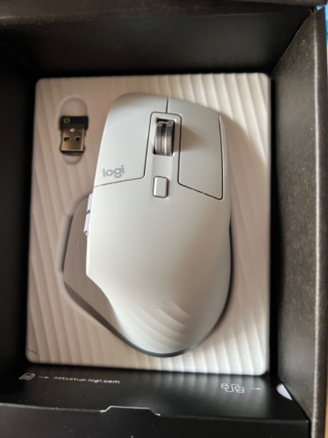 Cảm giác cầm chắc chắn. Độ nặng chuột vừa phải. Phím cuộn dùng rất thích. Có nhiều nút bấm khác có thể tinh chỉnh rất tiện lợi. Giao hàng rất nhanh. Đóng gói cẩn thận