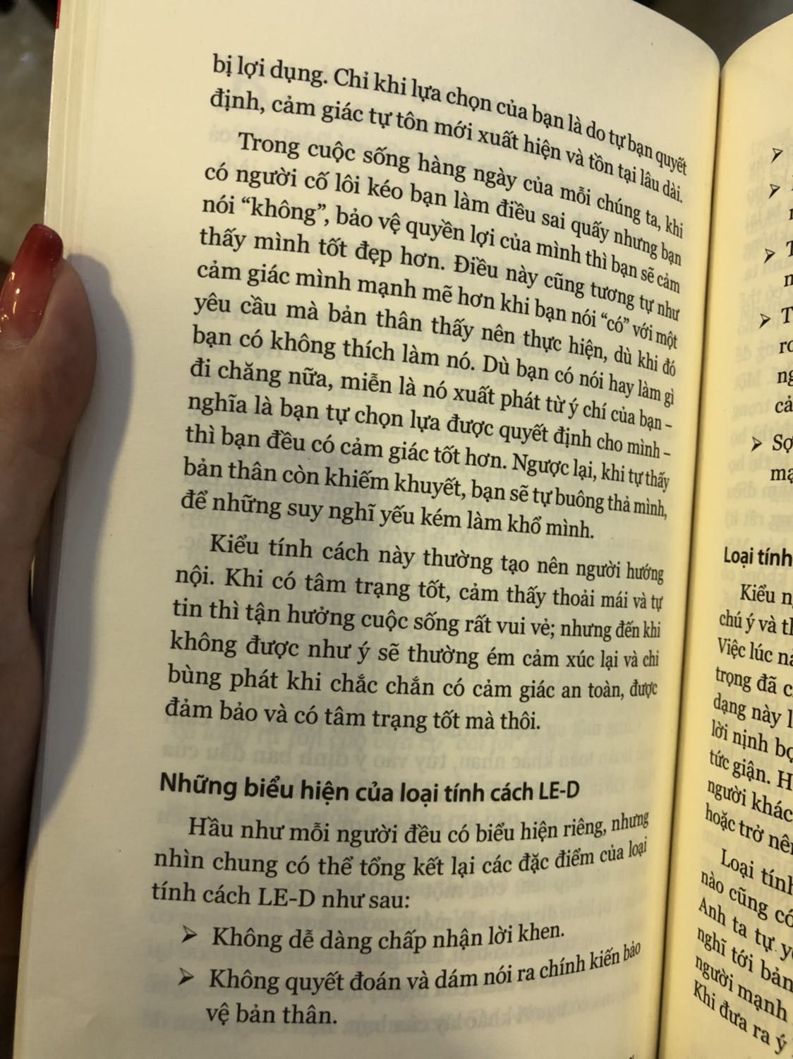 1 cuốn sách quá thông minh?? mỗi tội mình chưa đủ tầm để áp dụng tất cả các chiến thuật trong này. Sách tập trung phân tích bản chất tính cách của con người, cách hành xử đặc trưng của các kiểu người khác nhau từ đó giúp mình hiểu thêm về tâm lý con người trong xã hội. Có thể với nhiều bạn chưa va chạm nhiều với các loại tính cách đặc biệt nó có vẻ khó hiểu và nhàm chán nhưng mình thấy những phân tích lập luận của tác giả rất sắc bén và chuẩn xác. Hiểu thêm về lòng tự trọng, tự tôn và tự tin của mỗi con người. Những người hay dễ nổi nóng cáu gắt với người khác thì chính bản thân họ cũng không hề thoải mái hay hài lòng gì về bản thân mình. Khi bạn hiểu cho chính mình thì mới có thể hiểu cho người khác. Cuốn sách còn cho mình những lý giải rất chi tiết về những hành xử phức tạp của con người thông qua các nghiên cứu về tội phạm qua nhiều năm. Ví dụ như 100% những kẻ sát nhân hàng loạt đều có quá khứ từng bị lạm dụng, bạo hành hoặc cưỡng bức v.v...Còn nhiều những phân tích đáng quý và cao siêu đến nỗi vừa đọc xong phải tự Ồ lên tại sao tại sao giờ mình mới biết!!!!tâm lý con người quả thực là 1 thứ vô cùng thú vị ko phải chỉ nhìn thế mà là như thế. Người tự cao chưa chắc đã có lòng tự trọng cao mà ngược lại họ lại ra vẻ kiêu ngạo, khó chịu vs người khác để che giấu sự thiếu tự tin vào bản thân bên trong mình. 1 cuốn sách tuyệt vời cho những bạn muốn hiểu thêm về tâm lý con người!!! Để thông cảm và khơi gợi những tư duy đúng đắn cho ngkhac. Rất có ích cho những người làm kinh doanh hay quản lý nhân sự, thậm chí là duy chì cả những mối quan hệ trong gia đình, tình yêu, cuộc sống