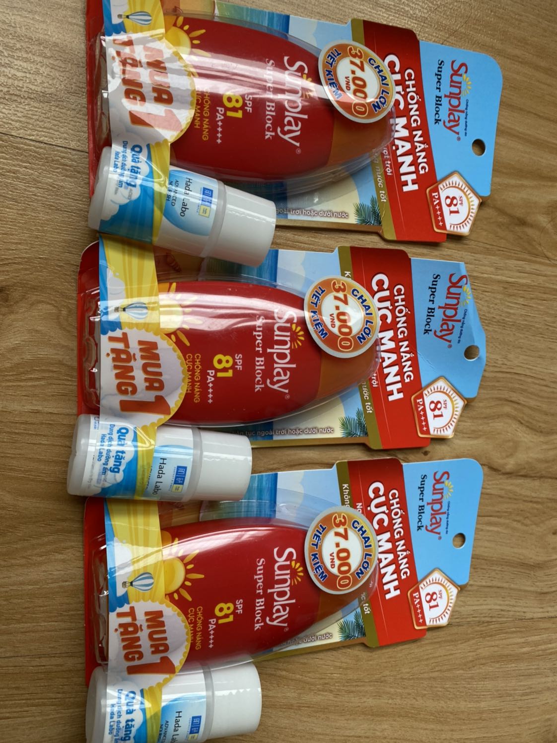 Được giảm giá nên mình mua 3 hộp.
Hạn sử dụng đến tháng 5 năm 2025 lận.
Mình sài kem chống nắng này hàng ngày luôn, chứ ko fai chỉ khi đi biển. Chống nắng rất tốt. Tối về chịu khó rữa mặt bằng dầu tẩy trang sạch sẽ thì sẽ không nổi mụn nhé. 
Tiki đóng gói đẹp, cẩn thận và giao hàng rất nhanb, chuyên nghiệp.