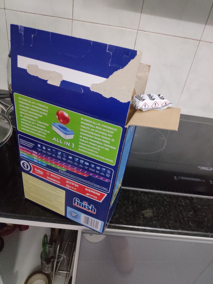 Hàng giống hình và các thông tin rõ ràng chính xác. Viên rửa này có mùi dễ chịu hơn viên rửa sunlight nhưng kích thước nhỏ hơn và có vỏ dai, có vẻ là nilon chứ không tan được như vỏ viên sunlight. Viên này có nhân cứng ở giữa nên khó bẻ đôi khi rửa ít đồ. Viên all in one mà sao máy nhà tôi vẫn báo thiếu muối và bóng nhỉ.