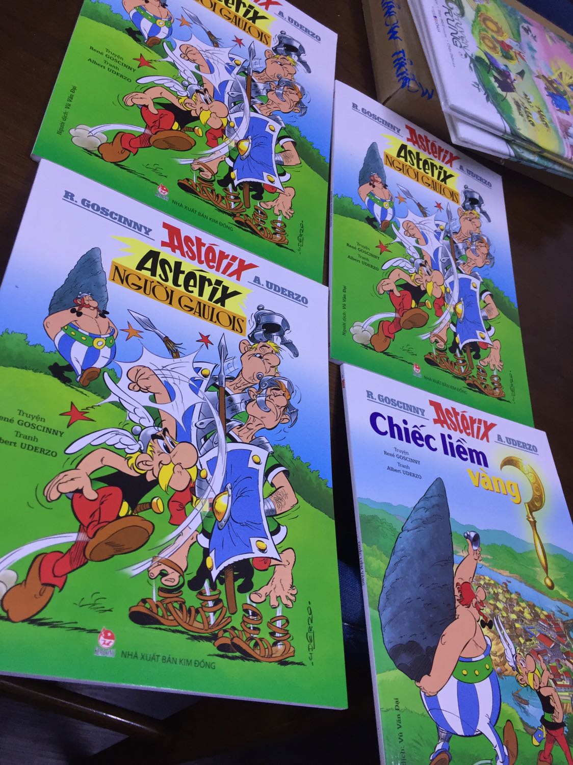 Shop ơi, sao giao cho mình những 3 cuốn Aste'rix người Gaulois vậy, mình đặt 3 cuốn khác tập mà?