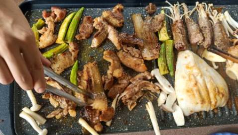 Hàng đóng gói rất đẹp. Quả nhiên người bán đã gửi gắm rất nhiều tâm tư và tình cảm trong lúc gói hàng.  giá ổn hơn các shop khác. có đầy đủ phiếu bảo hành và shop tư vấn nhiệt tình. nên mua ạ