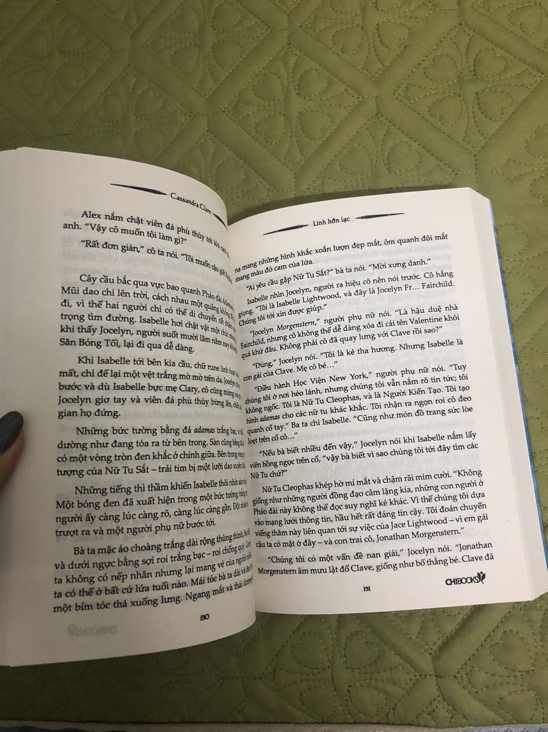 Sách đẹp, chất giấy tốt, giao hàng nhanh, đóng gói tốt. Nhưng mình rất coi trọng hình thức sách nên mình cho 4,5 sao ko có nên đánh 4 sao vậy. Chỉ có bị mỗi một chỗ thôi còn lại sách rất đẹp