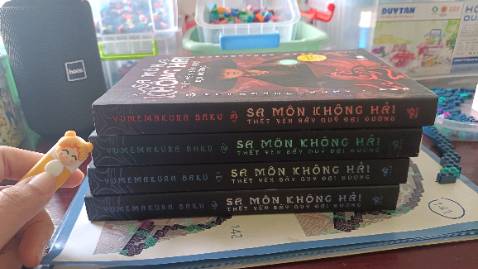 Nguyên bộ chỉ có cuốn này nhận ko bị cong, nhưng bị dơ rất bụi. Nhưng vẫn đở hơn là bị conggggggg. Rất ko hài lòng tiki nhaaaaaaaa