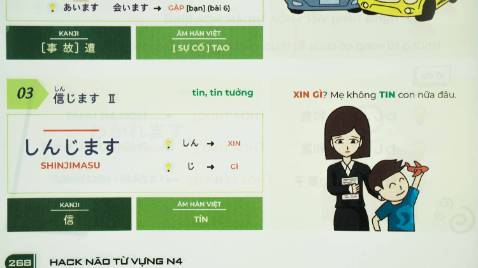 Sách in màu dày gần 350 trang rất đẹp, có kèm cách học rất phù hợp với đứa lười như mình :v . Được tặng kèm thêm cái flashcard để luyện tập từ vựng rất thích có in 2 mặt với cả ko cần cắt mà nó dập sẵn rồi mình tách ra là xong, và được tặng thêm cuốn tóm tắt từ vựng nhỏ xinh mang đi học rất tiện có 1 miếng giấy đỏ che chữ ôn tập cũng rất hay, ngoài ra mình còn được tặng thêm cả 1 cây bút nữa cơ. Mua được với giá sale hơn 300K mà nhận được toàn đồ xịn nên thấy cũng xứng đáng cho 10 sao luôn ^^ Sách in màu dày gần 350 trang rất đẹp, có kèm cách học rất phù hợp với đứa lười như mình :v . Được tặng kèm thêm cái flashcard để luyện tập từ vựng rất thích có in 2 mặt với cả ko cần cắt mà nó dập sẵn rồi mình tách ra là xong, và được tặng thêm cuốn tóm tắt từ vựng nhỏ xinh mang đi học rất tiện có 1 miếng giấy đỏ che chữ ôn tập cũng rất hay, ngoài ra mình còn được tặng thêm cả 1 cây bút nữa cơ. Mua được với giá sale hơn 300K mà nhận được toàn đồ xịn nên thấy cũng xứng đáng cho 10 sao luôn ^^