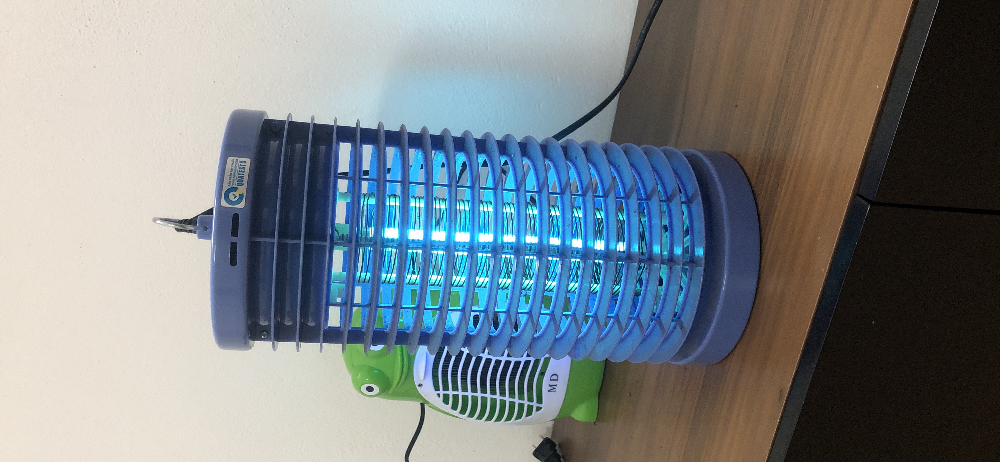 Đèn bắt muỗi rất tốt, tuy nhiên tuổi thọ bóng hơi ngắn (nếu cắm điện suốt thì được khoảng 6 tháng) và thay bóng khá vất vả vì tháo ra, lắp vào hơi khó