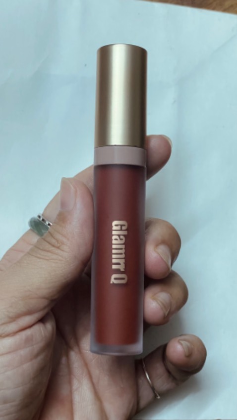 Son đặc, thơm mùi chocolate, màu đậm hơn hình một chút. Quệt thử lên tay thì có thể chùi bằng khăn giấy khô.