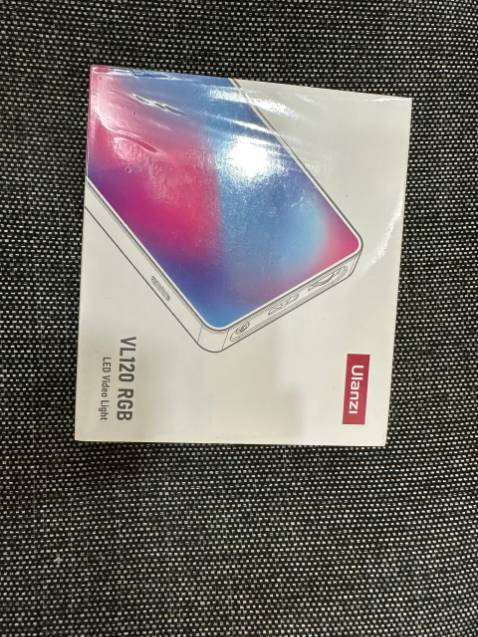 Đèn led vl120 loại này thì có 120 bóng sáng có rgb luôn, giá thành mềm, thiết kế nhỏ gọn dễ mang theo, chỉnh được độ sáng tuỳ ý.