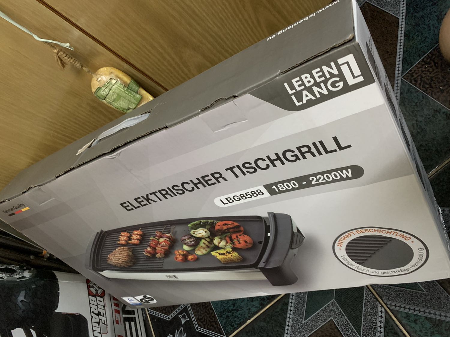 Bếp đẹp, như hình mẫu. Giao hàng đúng hạn, vận chuyển đến nơi hộp vẫn còn nguyên, cứng cáp. 

Bếp sử dụng dễ, nướng thịt ngon, nóng đều. Có điều mình chưa biết cách vệ sinh lắm nên còn hơi cồng kềnh khoảnh vệ sinh :D