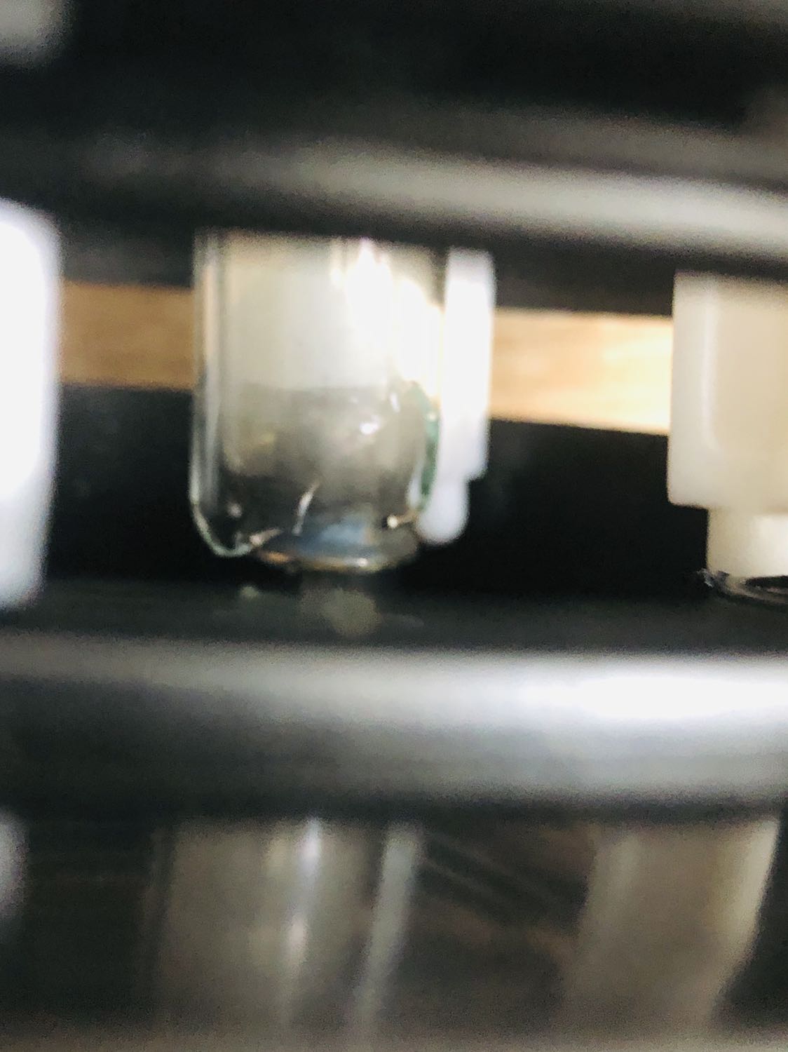 hàng ship đến bị bể, vỡ bóng, lệch cả miếng nhôm bên trong - cắm điện vào thì ko sáng - YỀU CẦU ĐỔI TRẢ GẤP