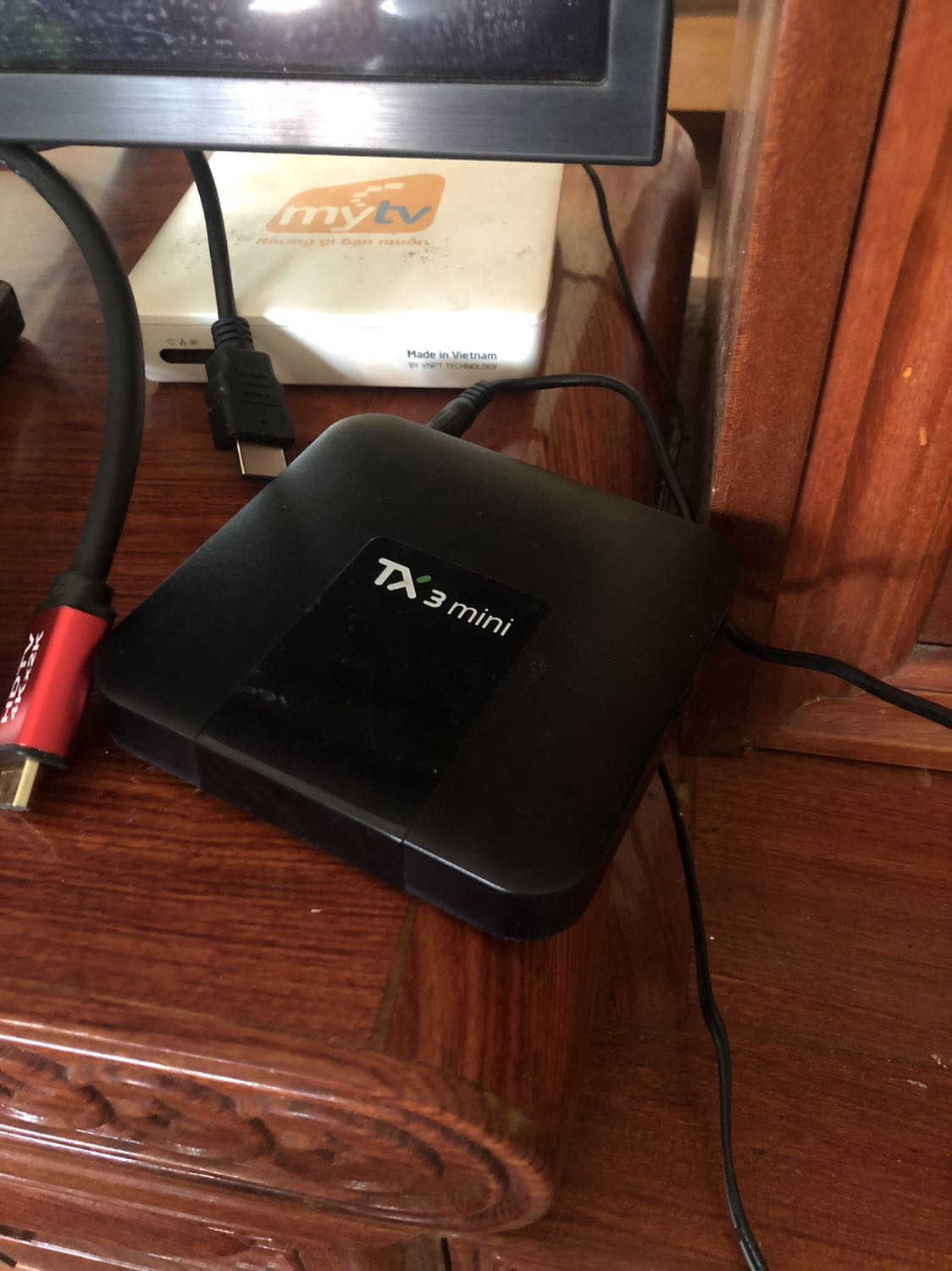 Vừa mua về mở máy không lên nguồn chỉ sáng đèn đỏ phía sau, mặc dù là hàng mua hàng mới nhưng chất lượng vỏ ngoài như hàng cũ, bụi bẩn, giúp mình refund đc ko ạ