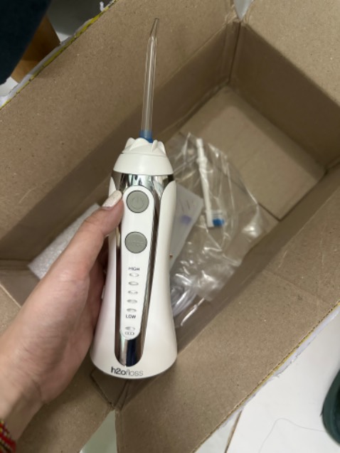 Mình nhận đc hàng shop đóng gói chắc chắn, phiếu hướng dẫn sử dụng tặng kèm củ sạc . Mình thấy máy ok, dòng nc theo cấp độ mạnh dần, có các loại đầu thay . Nói chung sản phẩm ok, vì săn sale đc nên mình thấy khá ôn