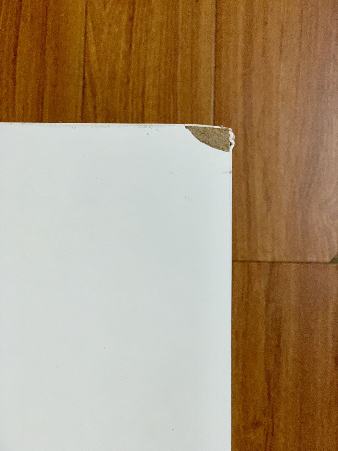 Đóng gói ko cẩn thận, khi nhận được thì thấy hộp hở toang một đầu hộp và bị toạc hở một góc hộp phía còn lại nên vận chuyển gây nứt các tấm bàn như hình ảnh mình đính kèm đây!
Thêm nữa, mình mua bàn màu be mà nhận được bàn màu trắng! Đóng gói ko cẩn thận, khi nhận được thì thấy hộp hở toang một đầu hộp và bị toạc hở một góc hộp phía còn lại nên vận chuyển gây nứt các tấm bàn như hình ảnh mình đính kèm đây!
Thêm nữa, mình mua bàn màu be mà nhận được bàn màu trắng!