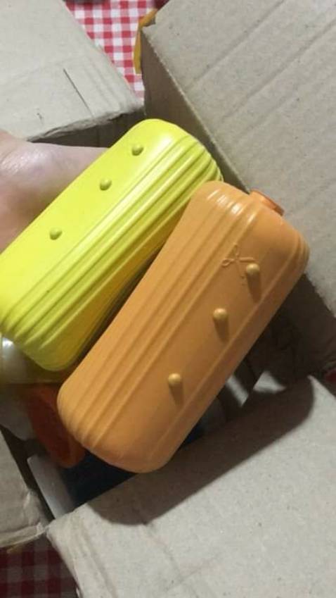 Lần đầu xài lọ thả bồn cầu và khá bất ngờ về công dụng, toilet sạch sẽ, sang trọng hẳn. Lọ cầm nặng tay, chắc sẽ dùng được lâu. Shop giao hàng nhanh, đầy đủ. Shop trả lời tn khá nhanh, tận tình, cho shop 10 điểm