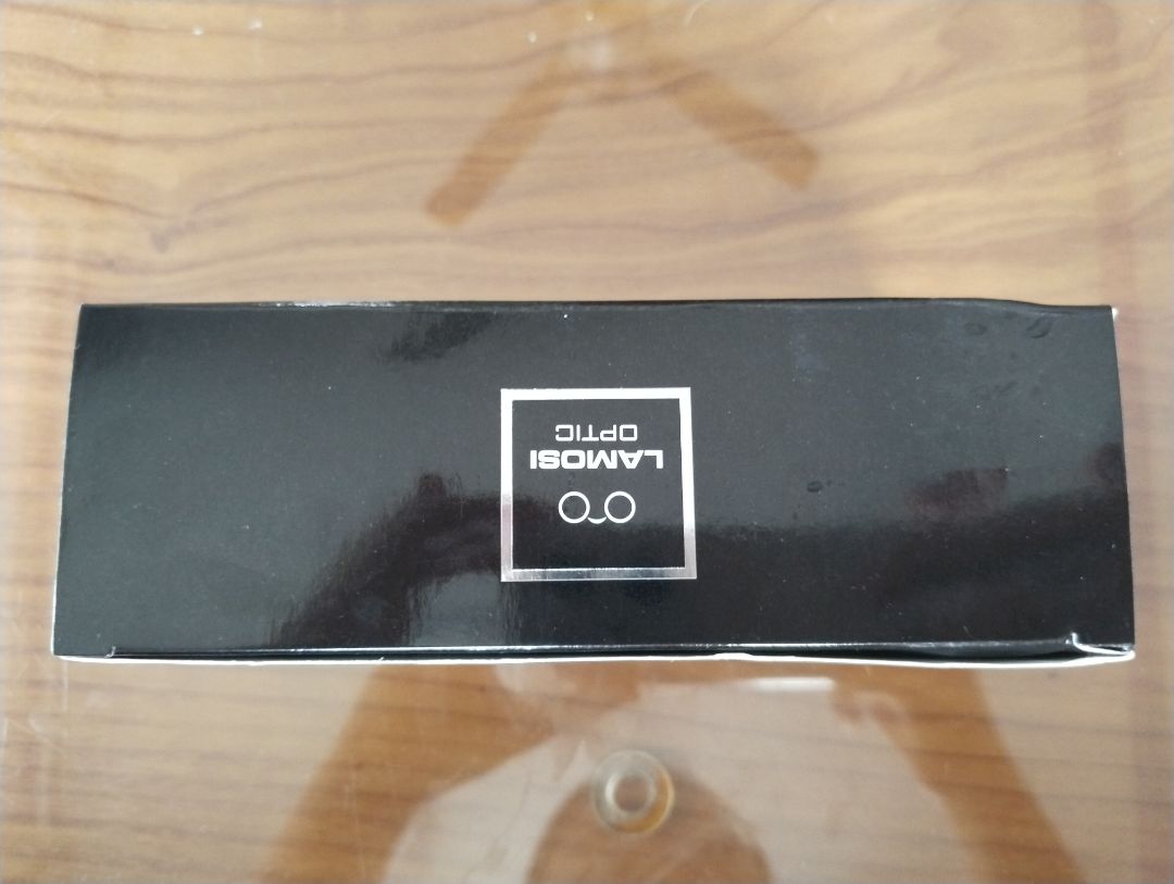 Đóng gói hộp được, chắc chắn. Hộp kính thì oki, cầm lên nhẹ tay. Khăn lau thì trong từng bịch nhỏ, chưa xài nên chưa biết ra sao