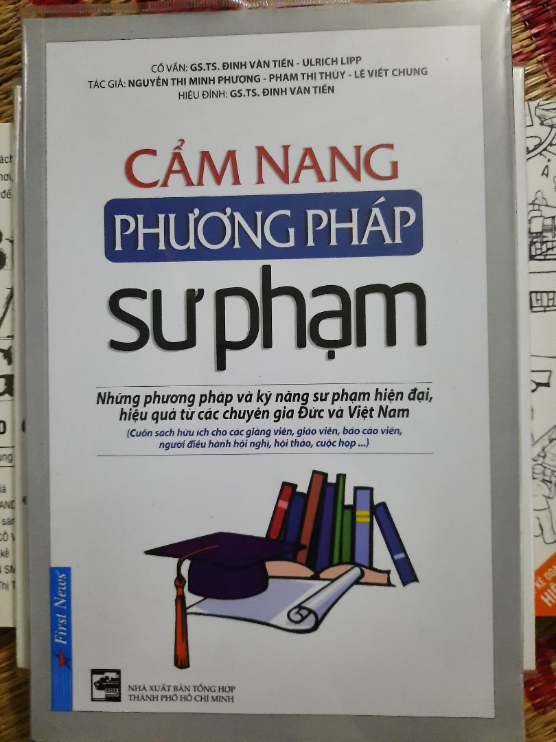 Sách được bọc bằng book care nhìn sạch sẽ, không bị bong tróc, rách, dơ, gãy góc. Nội dung phải đọc mới biết được. Đặt gần 2 tháng mới giao, cũng là do bị ảnh hưởng bởi dịch bệnh. Đánh giá tổng quan cho 4 sao.