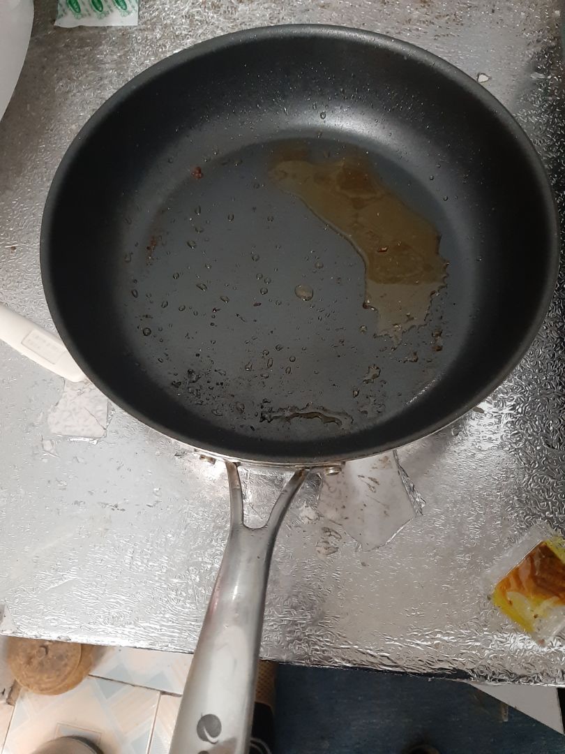 chảo nặng dã man. cầm chắc tay, chống dính tốt. đúc liền khối. mình đặt nhầm size 28cm nên max to 😄 . nhưng dùng được. độ bền của lớp chống dính thì cần dùng thêm mới biết chảo nặng dã man. cầm chắc tay, chống dính tốt. đúc liền khối. mình đặt nhầm size 28cm nên max to 😄 . nhưng dùng được. độ bền của lớp chống dính thì cần dùng thêm mới biết