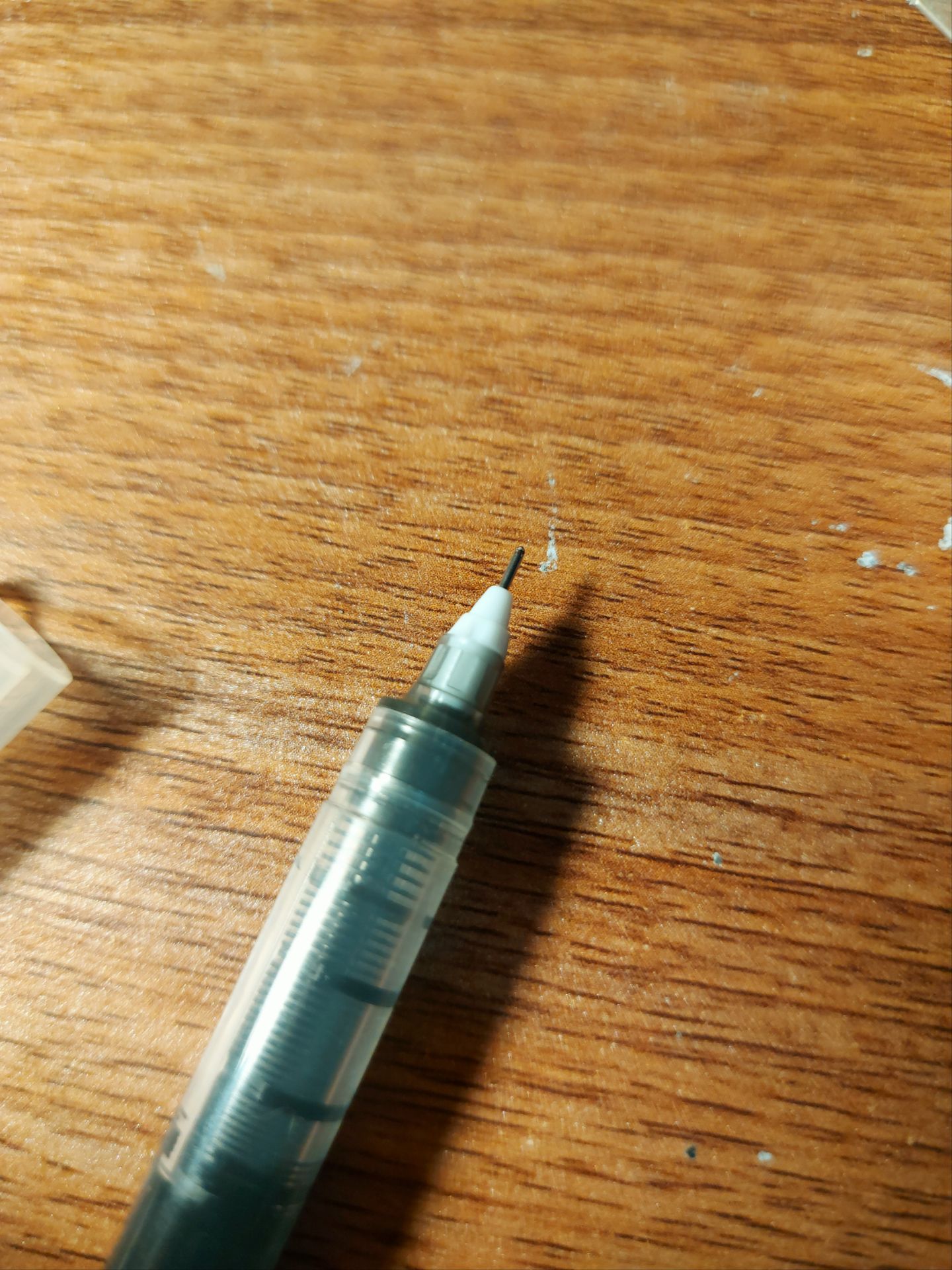 bút thiết kế đẹp. Viết đều nét, k những k tắc mực mà nằm giường viết cũng ok .ban đầu mk tưởng bút vỏ mang đen ,nhưng k phải đâu mà là ống mực ấy ,mực siêu nhiều. giá hợp lí, nên mua