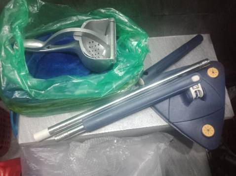 Cây lau nhà đầy đủ phụ kiện, lau nhà sạch nhưng phải dùng rất nhiều sức khi vắt nước. Hàng giao nhanh