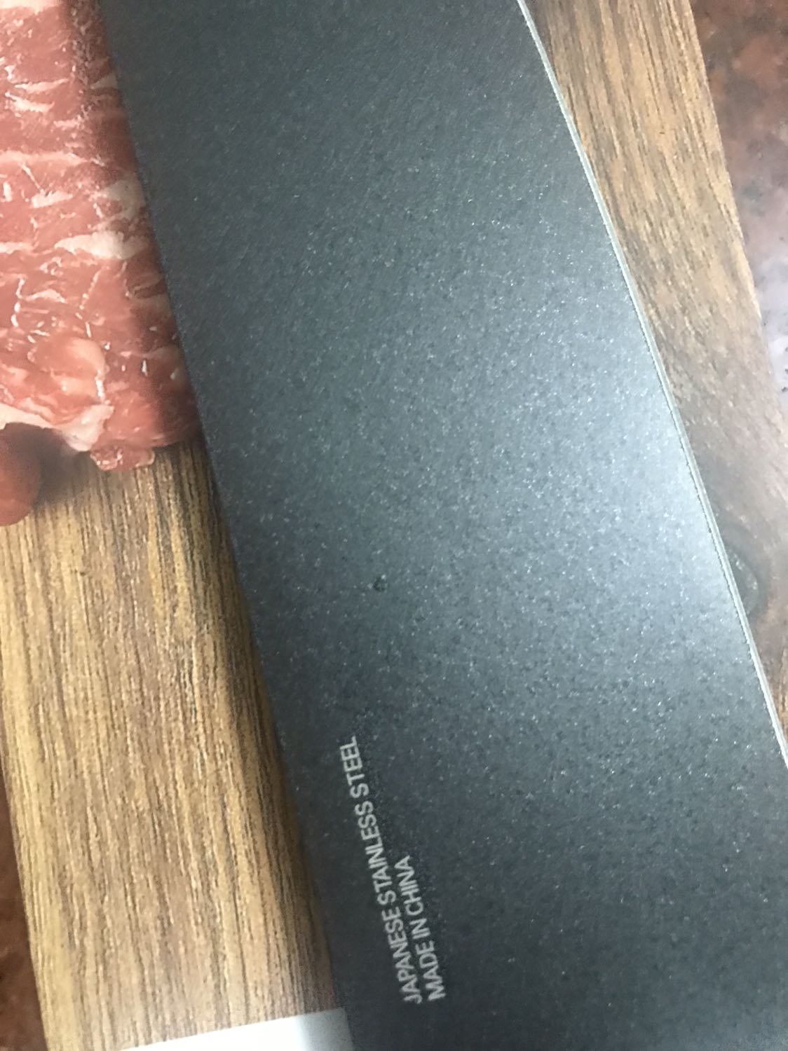 Sản phẩm đẹp, cầm chắc tay, nhưng lưỡi dao hơi xước, lưỡi không quá sắc.