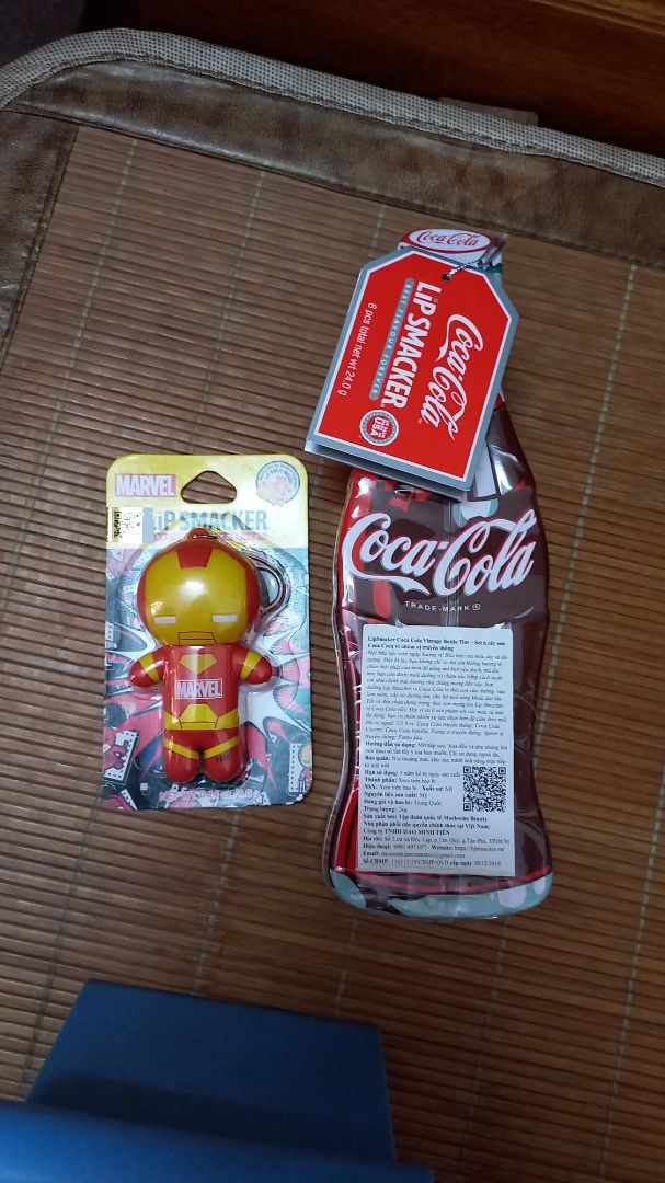 Son thơm, có vị ngọt, dưỡng ẩm tốt, mềm môi, có gắn móc khóa