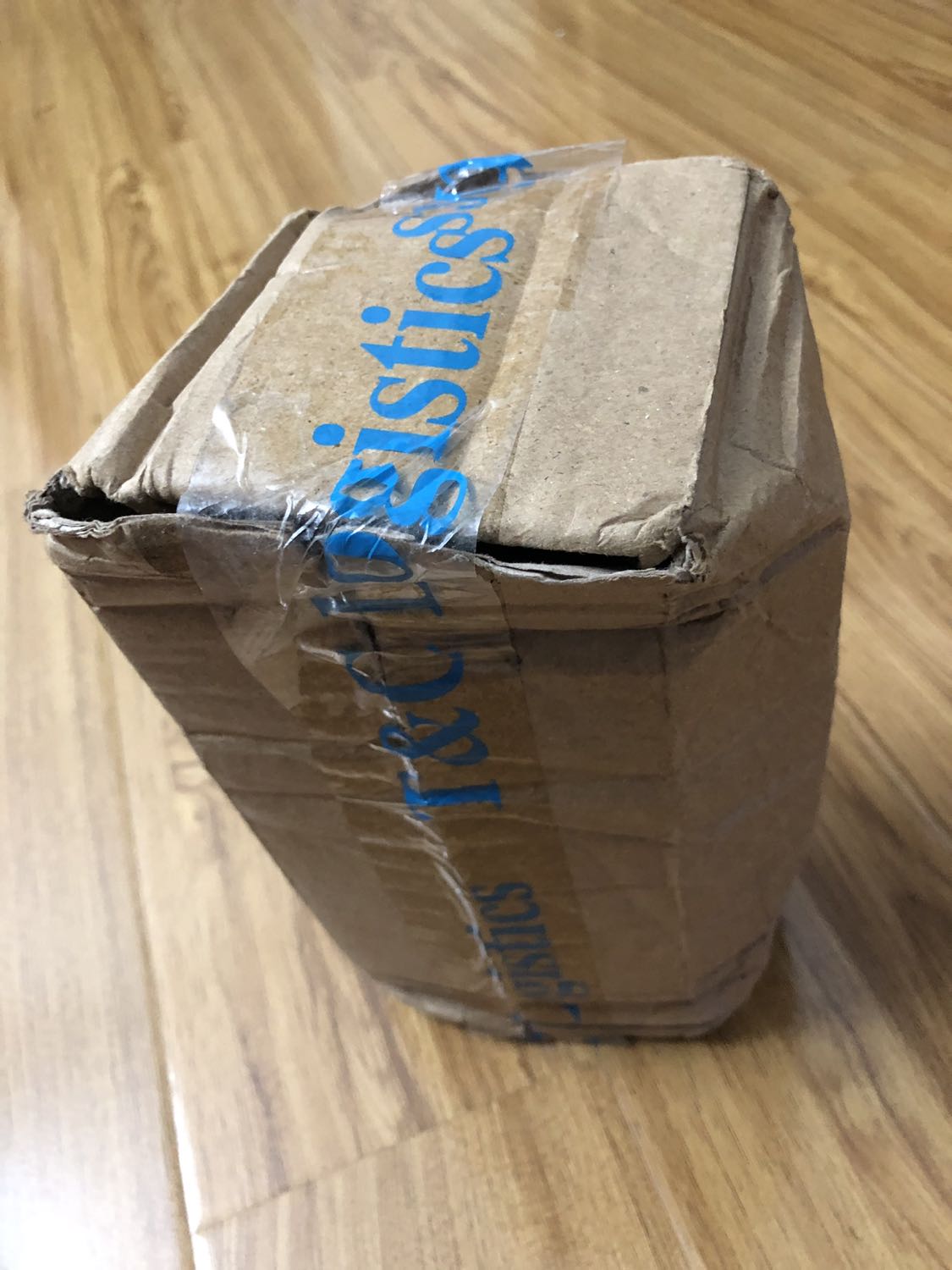 Giao hàng lâu lắm luôn. Đặt 7/9 mà tới hnay 24/10 mình mới nhận được.
Hộp trong hộp ngoài móp méo hết. May gói kỹ nên bên trong không sao.
Còn về sản phẩm chưa dùng nên chưa đánh giá được. Nghe nói sp rất lành tính, là hợp với da mình.
Shop tư vấn nhiệt tình.