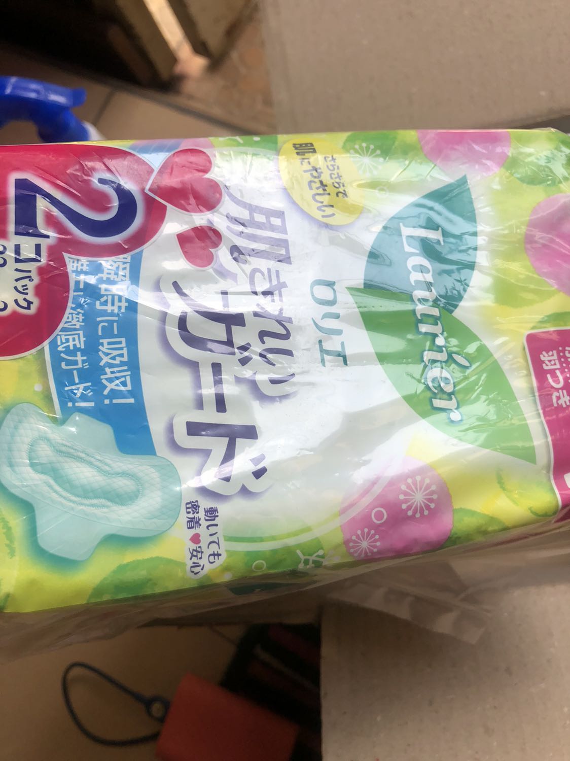 Mình thấy sao giao nhanh gê á mọi người, mình đặt hôm thứ4, thứ5 gì đấy, theo lịch hẹn 15/8 có mà nay thứ 2 mình nhận được rồi nè ~~~ quá xịn, mà hàng đóng gói sạch đẹp, nói chung khi ko cần gấp vì mua dự trữ thì thấy giao quá nhanh nên quá hài lòng... Vì vậy bạn nào cần gấp chắc cũng có thể mua đó vì giao ko lâu lắm