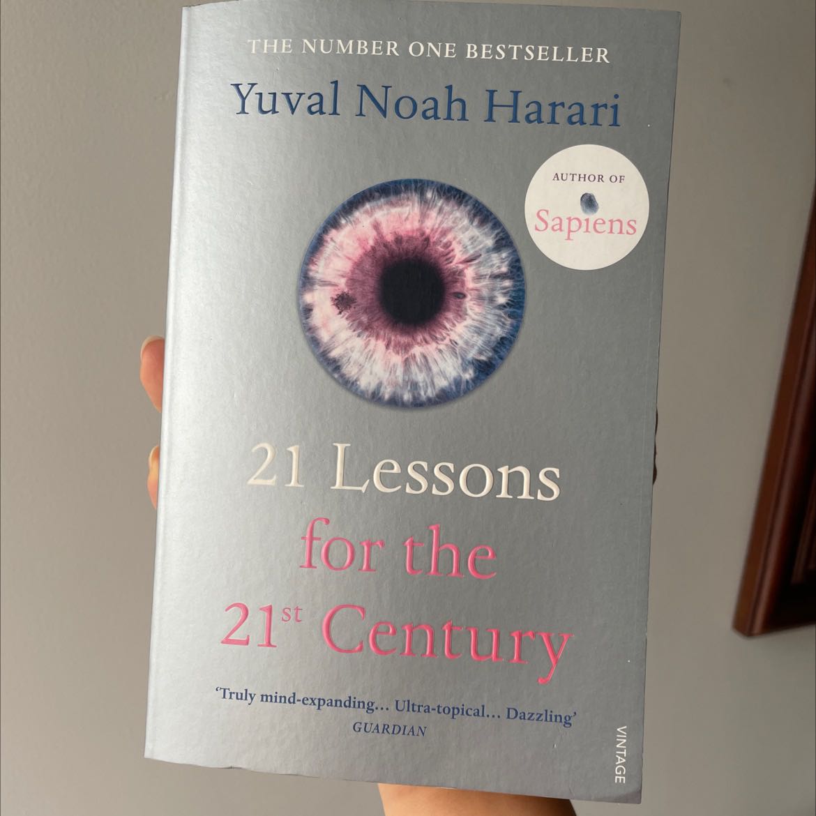 Sách hay. Bìa đẹp. Giấy vàng đọc đỡ mỏi mắt. 
Nội dung thực sự hấp dẫn. Cùng là những kiến thức đã đọc, đã nghe đâu đó nhưng cách tác giả tổng hợp, xuyên suốt và dẫn dắt người đọc thì vô cùng thú vị, làm rõ được những gì đang thực sự diễn ra, giúp ta nhìn nhận, đánh giá mọi điều đa chiều và khoa học hơn